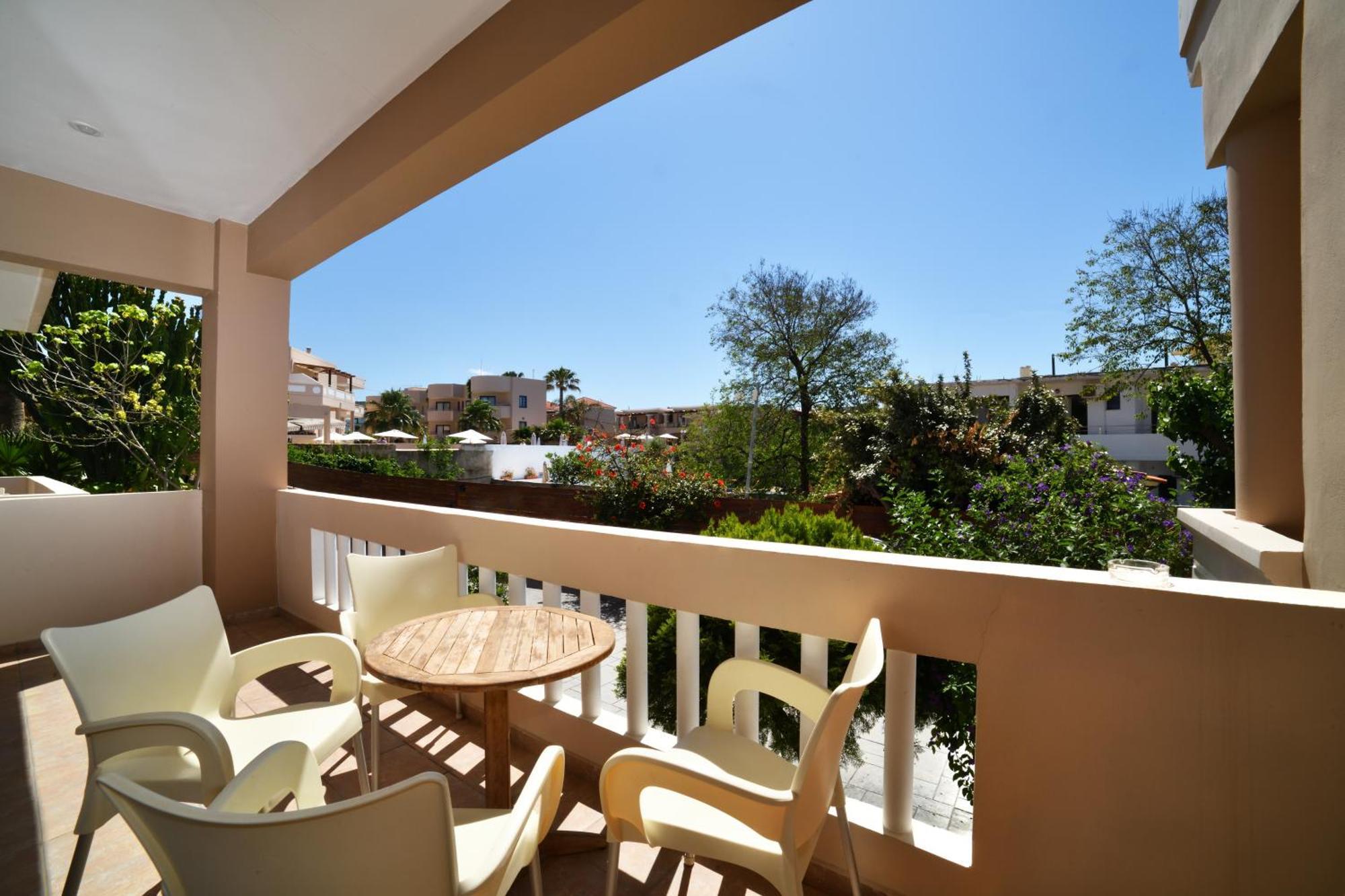 Akatos Hotel Agia Marina Eksteriør billede
